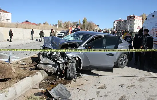 İki Otomobil Çarpıştı 1 Kişi Öldü 1 Kişi Yaralandı