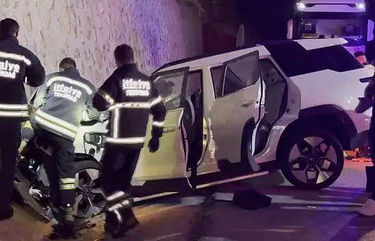 İstinat Duvarına Çarpan Cipteki 2 Kişi Öldü 2 Kişi Yaralandı