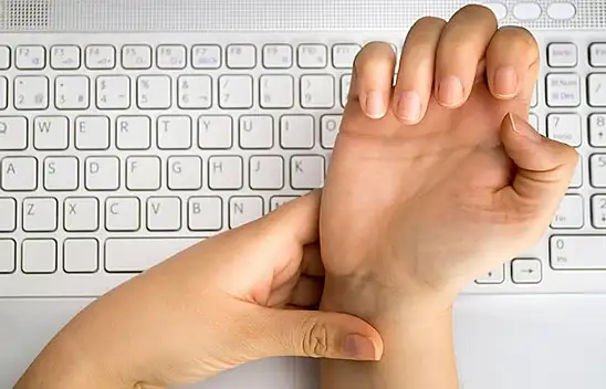 Karpal Tünel Sendromu Nedir? El ve Bilek Sağlığınız Tehlikede!