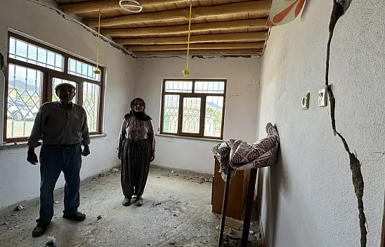 Kırsaldaki evleri hasar gören Elazığlılar canlarını kurtardıklarına seviniyor