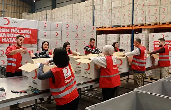 Kızılaycılar Yardımları Köyler Ve Konteyner Kentlere Ulaştırıyor