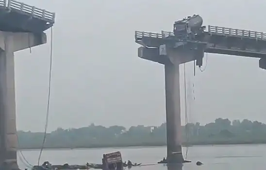 Köprü Çöktü Araçlar Suya Düştü 9 Kişi Hayatını Kaybetti!