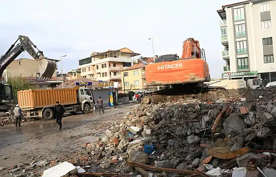 Malatya'da ağır hasarlı binaların yıkımı sürüyor