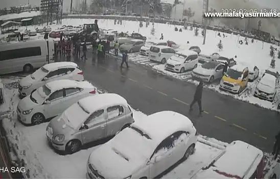 Malatya'da depremde binaların yıkılma anı güvenlik kamerasında