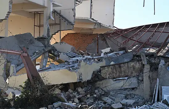 Malatya'da depremlerde ağır hasar alan 6 iş yeri çöktü