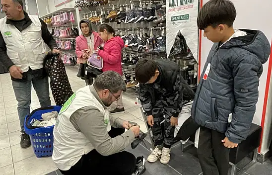 Malatya'da depremzede çocuklara bot ve mont yardımı