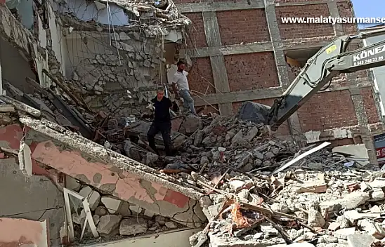 Malatya'da enkazda sıkışan kedi yavrusunu itfaiye kurtardı