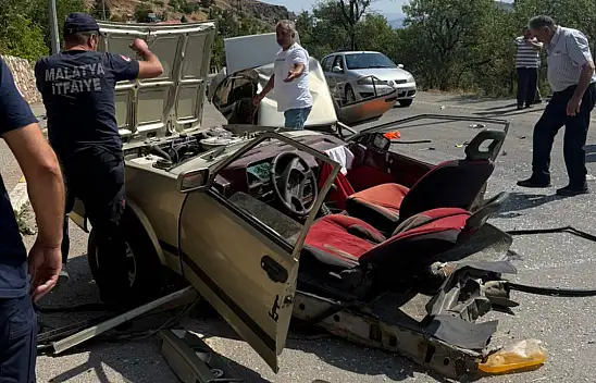 Malatya'da Feci Kaza Otomobil Ortadan İkiye Ayrıldı!