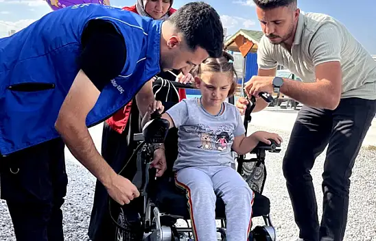 Malatya'da otizmli çocuğa akülü tekerlekli sandalye desteği