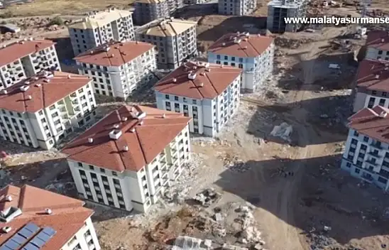 Malatya'daki deprem konutlarında dış cephe işlemleri yapılıyor