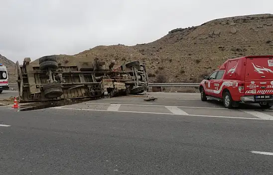 Malatya-Kayseri Yolunda Kaza Yan Yatan Vinçte Sürücü Yaralandı