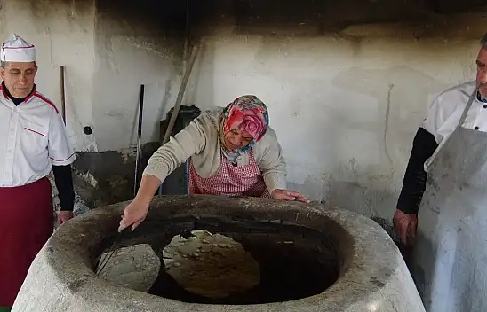 Meşe ve Kayısı Odunu Ateşiyle Pişen Eşsiz Tandır Ekmeği