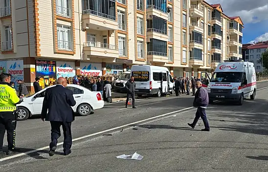 Minibüs İle Otomobilin Çarpıştığı Kazada 3 Kişi Yaralandı