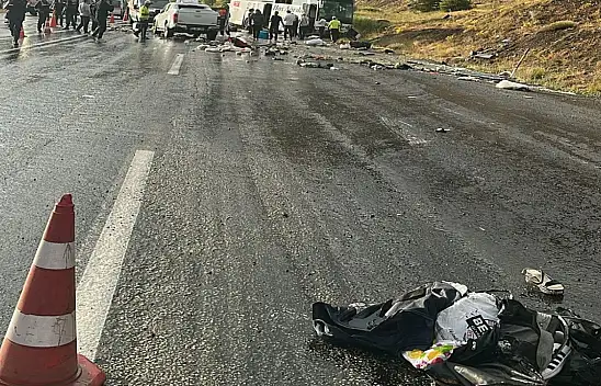 Otobüs Dağa Çarptı Can 3 Ölü 24 Yaralı!