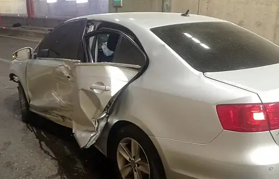 Otomobil Erkenek Tüneli'nde Bariyerlere Çarptı 1 Yaralı