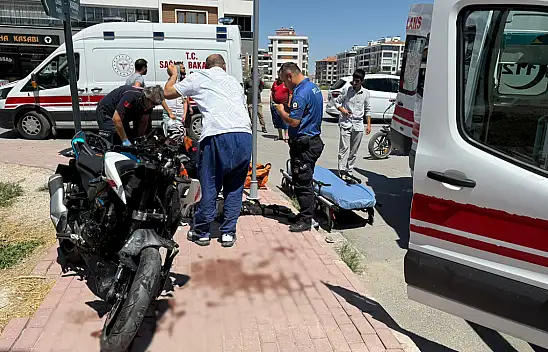 Otomobilin U Dönüşü Kaza Getirdi Sürücü Ağır Yaralı