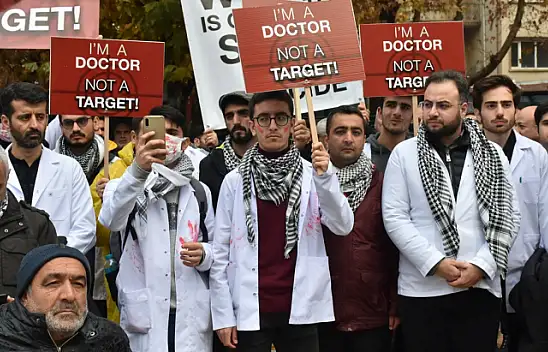 Sağlık çalışanları İsrail'in Gazze'deki saldırılarını protesto etti