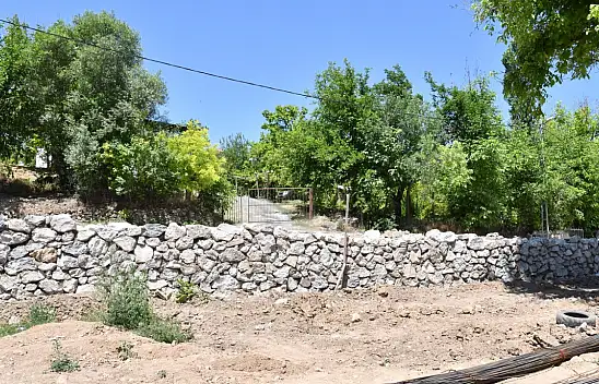 Şahnahan'da Yol Güvenliği İçin Taş Duvar Çalışması Yapıyor