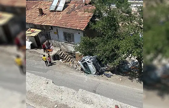 Takla Atan Otomobil Ev Avlusuna Girdi Sürücü Hastaneye Kaldırıldı!