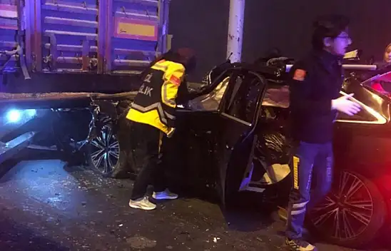 Tıra Çarpan Otomobildeki 4 Kişi Hayatını Kaybetti