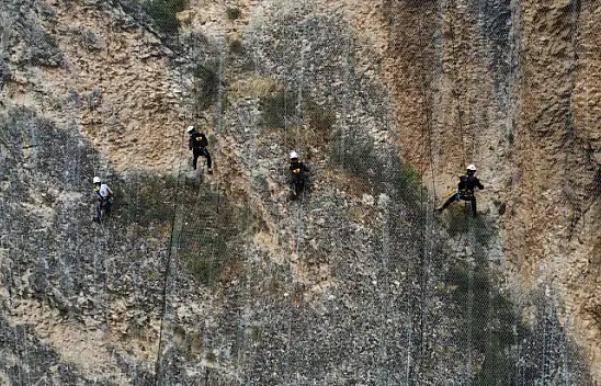 Tohma Kanyonu'nun yamaçlarına çelik ağ örülüyor