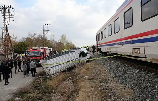 Tren Kamyonete Çarptı 1 Ölü 1 Yaralı
