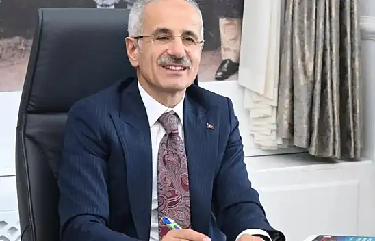 Türkiye'de Sosyal Medyaya Yaş Sınırı mı Geliyor? Bakan Uraloğlu Açıkladı