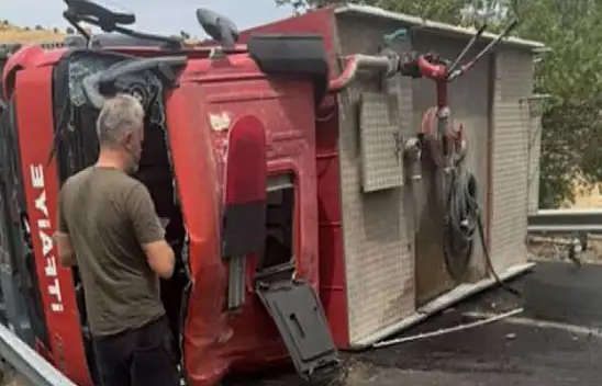 Yangına Müdahale Eden İtfaiye Ekibi Kaza Yaptı 1 Şehit 2 Yaralı