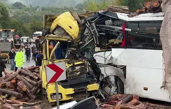Yolcu Otobüsü İle Kamyon Çarpıştı 2 Ölü 23 Yaralı