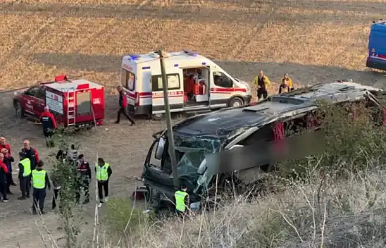 Yolcu otobüsünün devrildiği kazada 21 kişi yaralandı