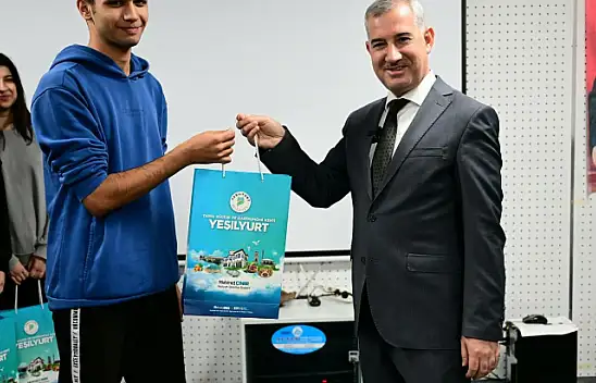 Başkan Çınar, Üniversite Sınavlarına Hazırlanan Öğrencilere Tyt Ve Ayt Hazırlık Seti Dağıttı