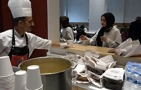 Büyükşehir Belediyesinden Öğrencilere İkram