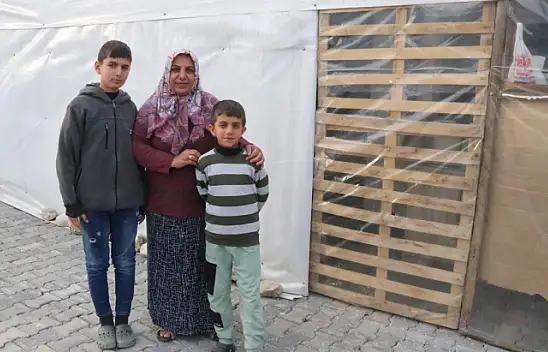 Enkaz altında kalmaktan son anda kurtulan aile yaşadıklarını unutamıyor