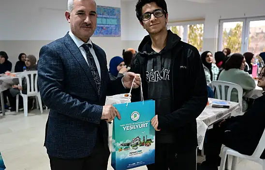 Kaymakam Baytak İle Başkan Çınar, Lise Öğrencileriyle Aşure Etkinliğinde Biraraya Geldi