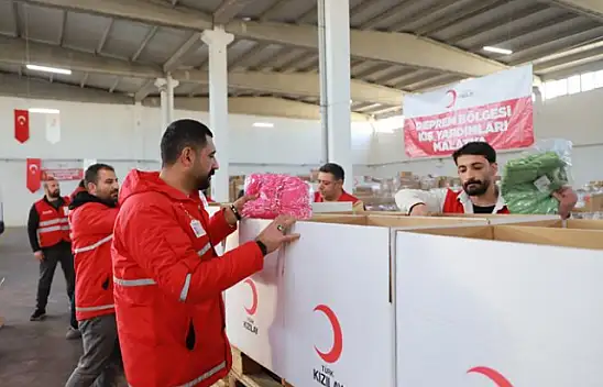 Kızılaycılar Yardımları Köyler Ve Konteyner Kentlere Ulaştırıyor