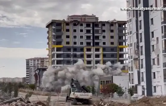 Malatya'da ağır hasarlı 13 katlı bina patlayıcı kullanılarak yıkıldı