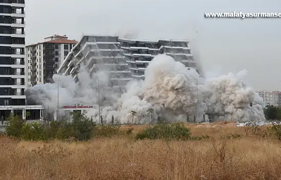 Malatya'da ağır hasarlı 14 katlı bina patlayıcı kullanılarak yıkıldı