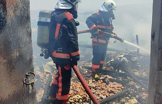 Malatya'da bir binanın çatısında çıkan yangın söndürüldü