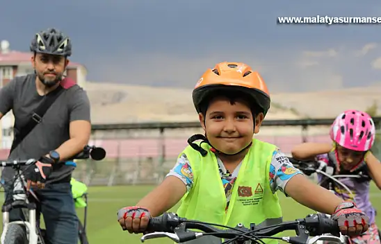 Malatya'da çocuklar bisiklet ve motosiklette kask takmanın önemini kliple anlattı