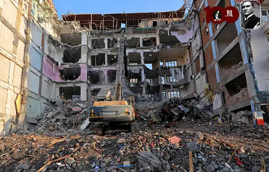 Malatya'da depremde ağır hasar alan binaların yıkımı sürüyor