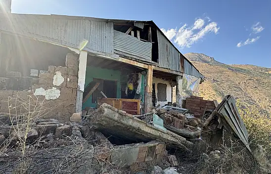 Malatya'da depremde ayağının üstüne duvar devrilen kişi hastaneye kaldırıldı