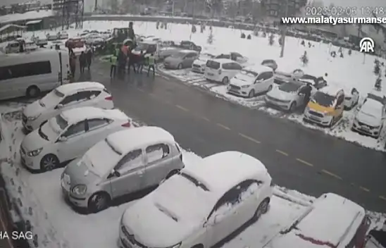 Malatya'da depremde binaların yıkılma anı güvenlik kamerasında