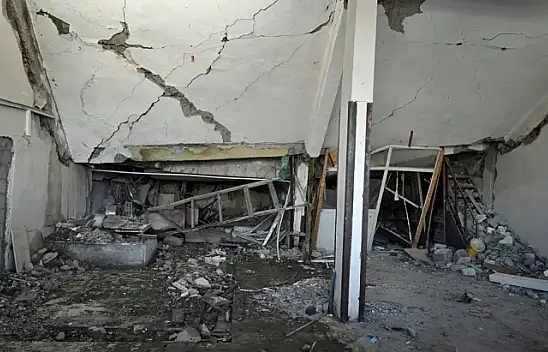 Malatya'da depremlerde ağır hasar alan 6 iş yeri çöktü