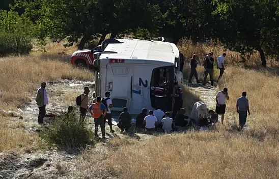 Malatya'da yolcu otobüsünün devrilmesi sonucu 14 kişi yaralandı