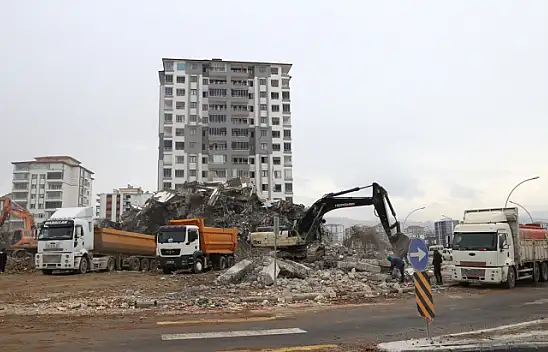 Şehir merkezinde ağır hasarlı yapıların yıkımında sona gelindi