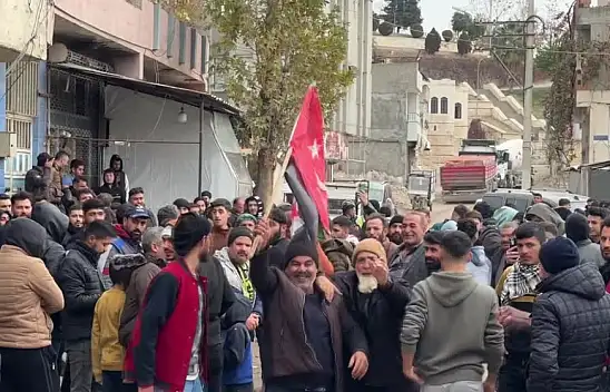 Suriyeliler, Baas rejiminin devrilmesini kutluyor