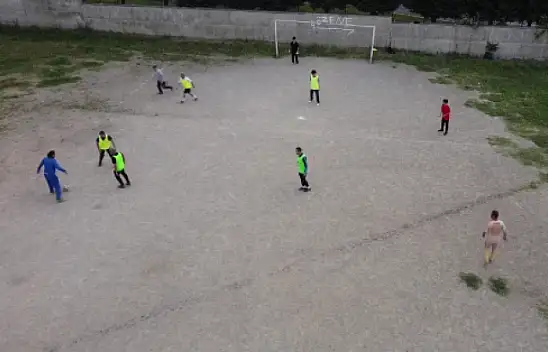 Toprak sahada 31 yıldır futbol oynamanın keyfini yaşıyorlar