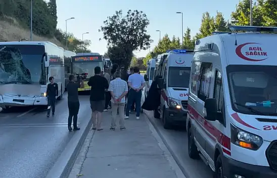 Üsküdar'da İETT otobüsüne çarpan şehirlerarası yolcu otobüsündeki 3 kişi yaralandı