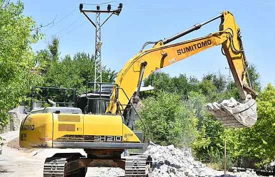 Yeşilyurt Belediyesi, Şahnahan'da Yol Güvenliği İçin Taş Duvar Çalışması Yapıyor