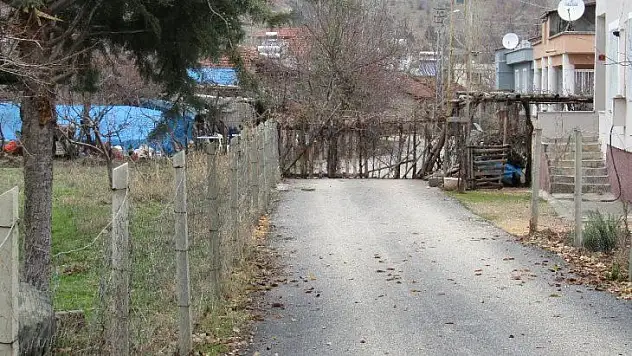 'Tapusu bende' diyerek yolu ulaşıma kapattı